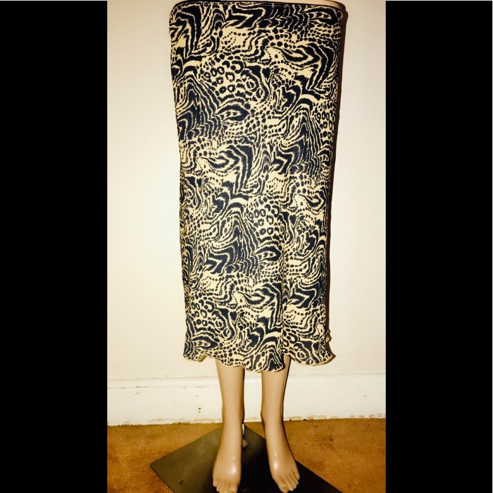 XOXO tan and black pattern skirt. - Picture 2 of 4